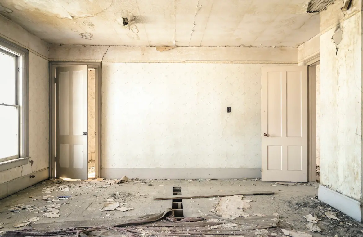 Waste disposal crew managing a cleanout project in North Kensington